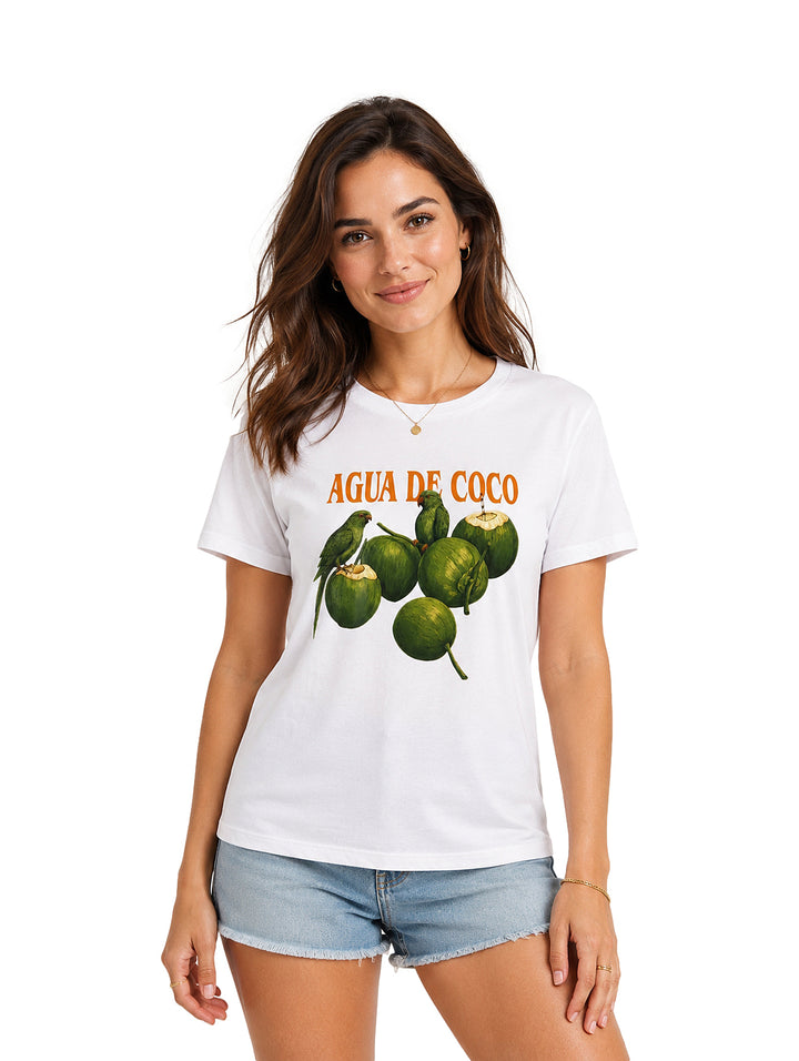 Mujer vistiendo playera blanca con estampado de cocos y un loro con el texto AGUA DE COCO.