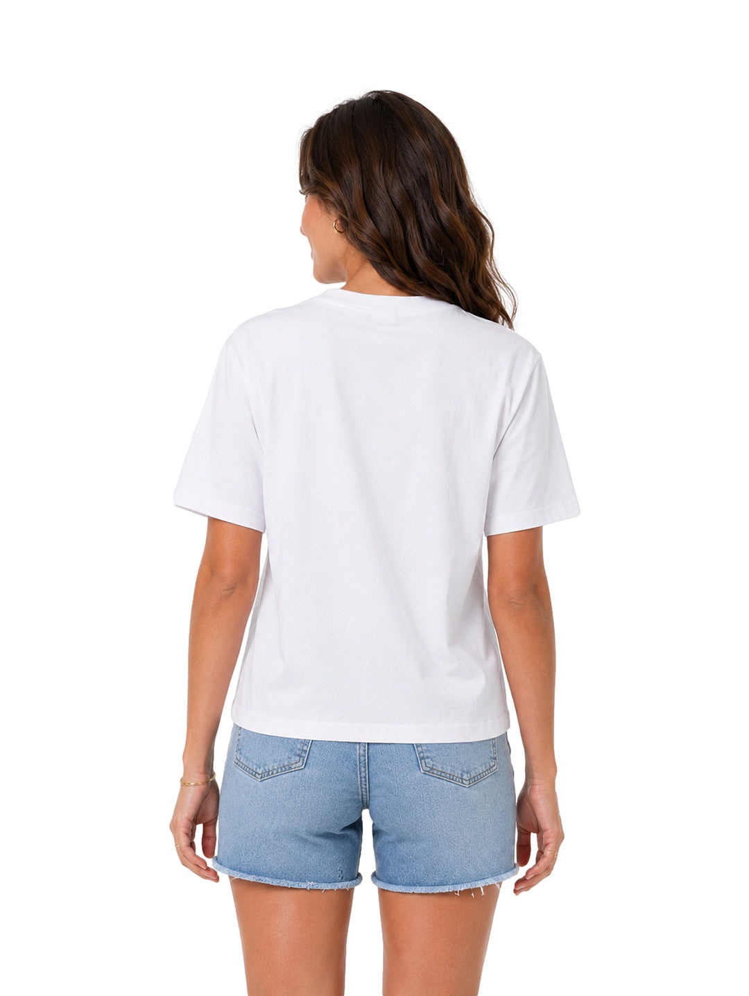 Mujer vistiendo playera blanca con estampado de cocos y un loro con el texto AGUA DE COCO.