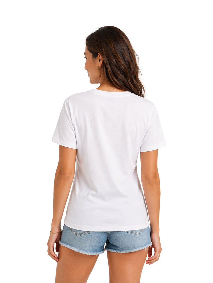 Mujer vistiendo playera blanca de manga corta con estampado circular de bananas en el pecho.