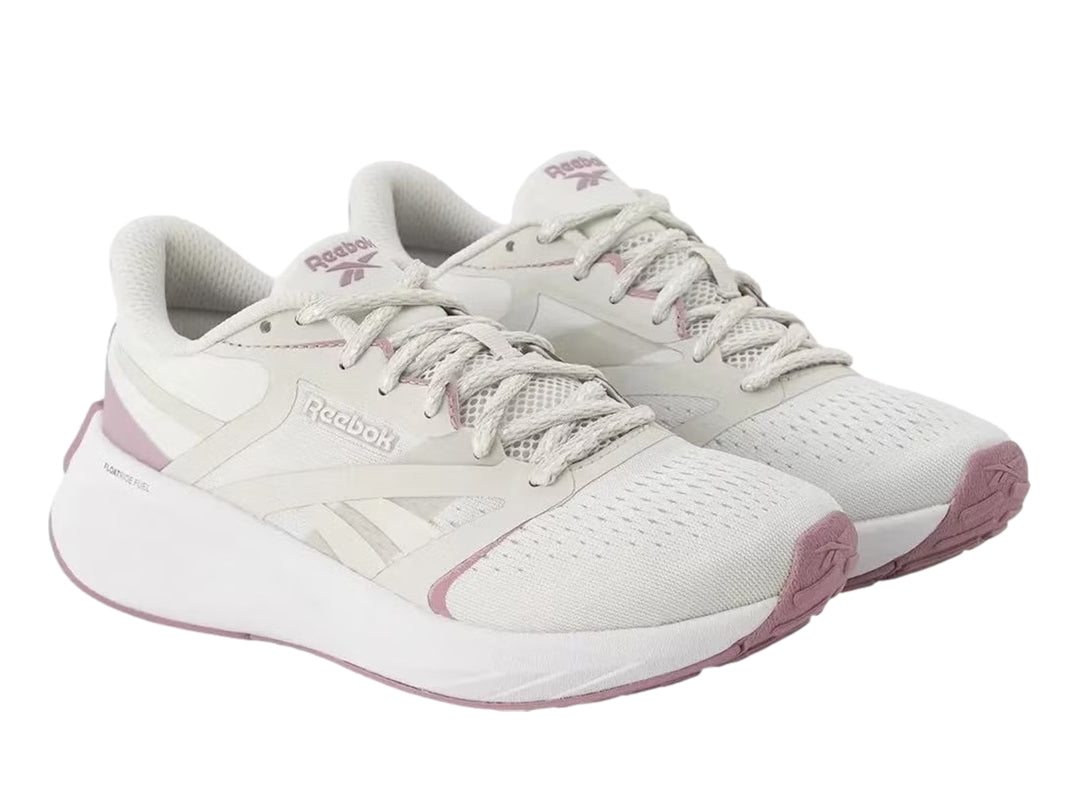 Tenis deportivos Reebok Energen Tech Plus 2 en color blanco con detalles en rosa y suela blanca.