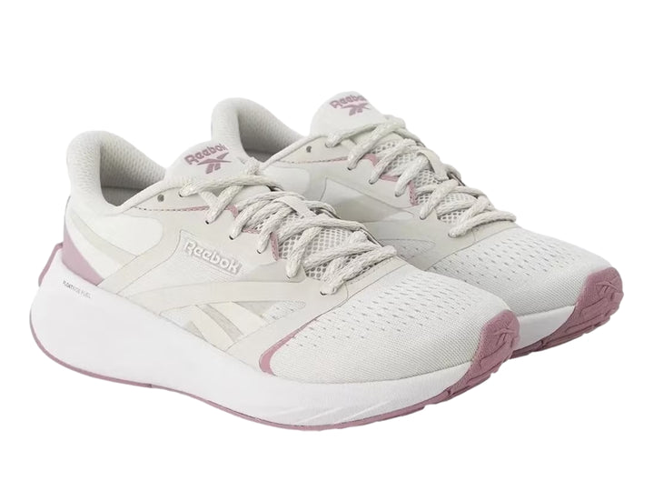 Tenis deportivos Reebok Energen Tech Plus 2 en color blanco con detalles en rosa y suela blanca.