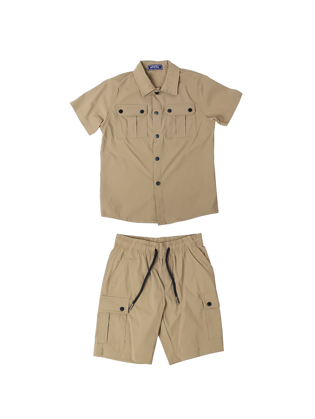 Conjunto de ropa para niño color olivo con camisa de manga corta y shorts con bolsillos.