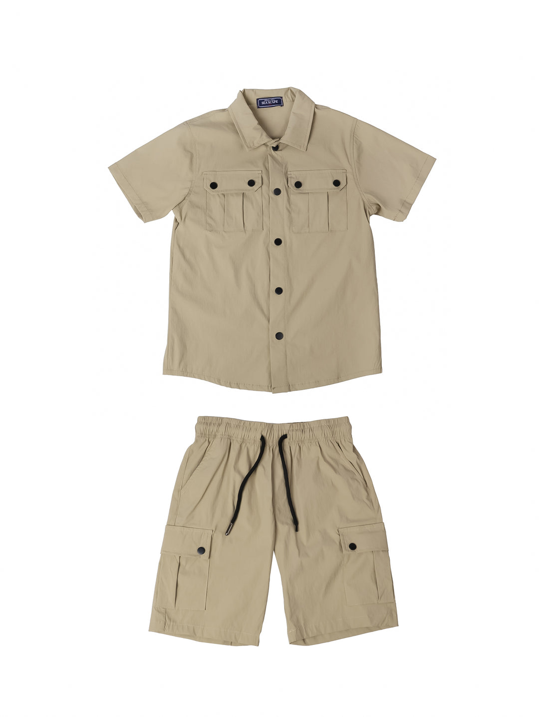 Conjunto de ropa para niño en color bean green, incluye camisa de manga corta y short con bolsillos.