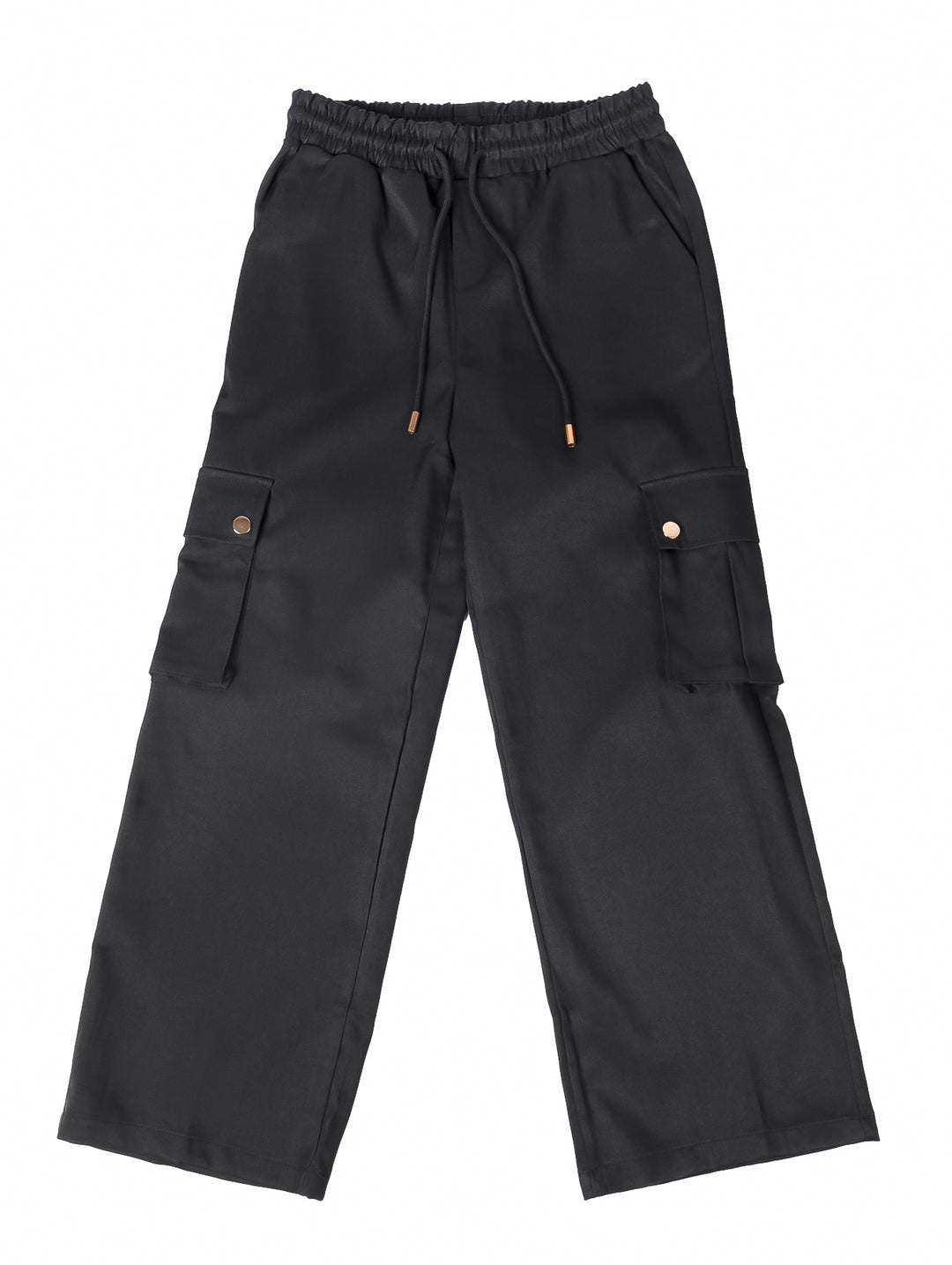 Pantalón tipo cargo color negro para niño con cintura elástica y bolsillos laterales con botón.