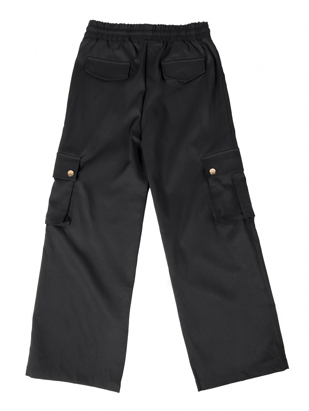 Pantalón tipo cargo color negro para niño con cintura elástica y bolsillos laterales con botón.
