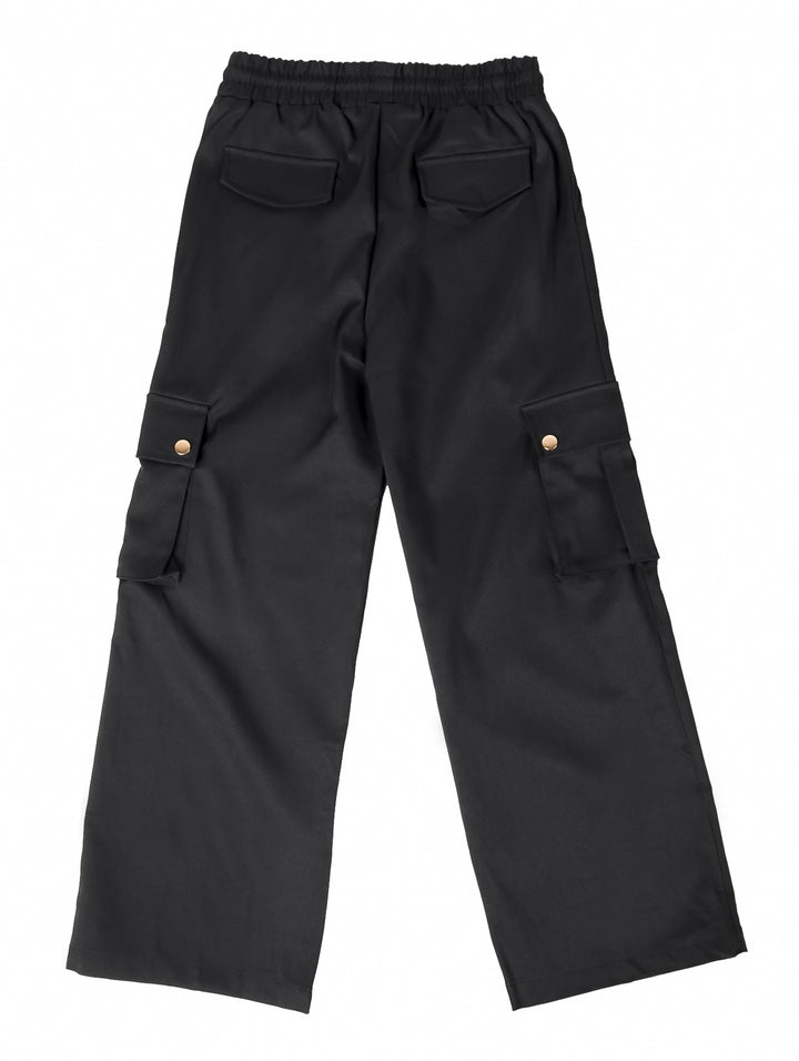 Pantalón tipo cargo color negro para niño con cintura elástica y bolsillos laterales con botón.