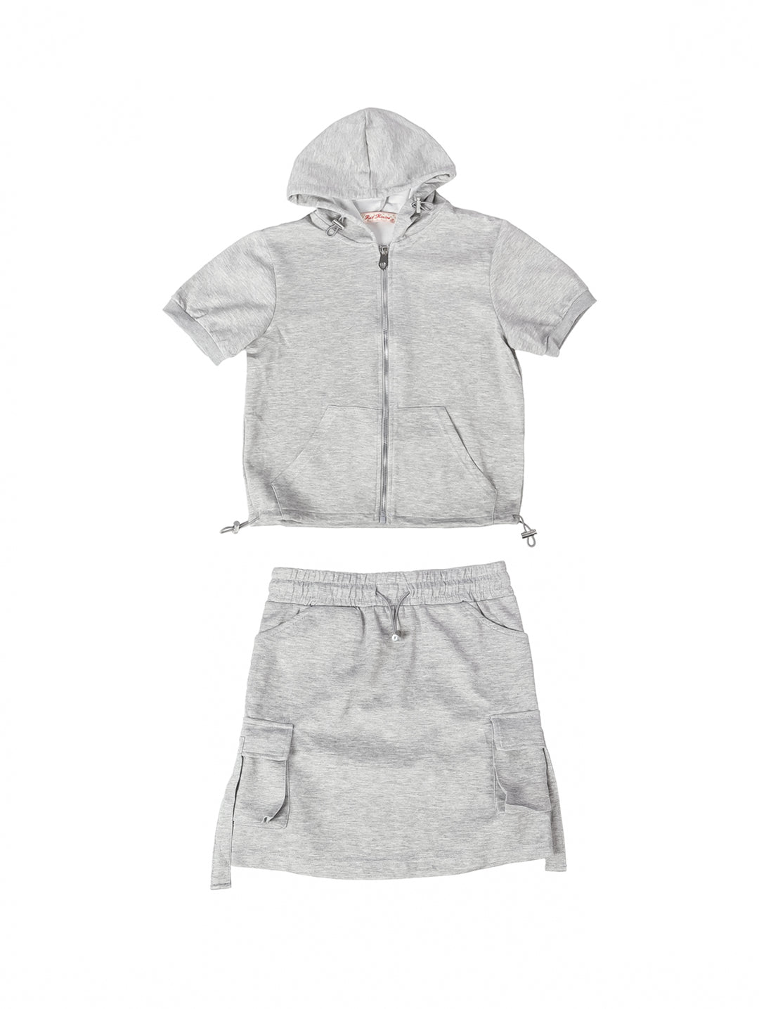 Conjunto de ropa para niña color gris con sudadera de capucha y falda con bolsillos laterales.