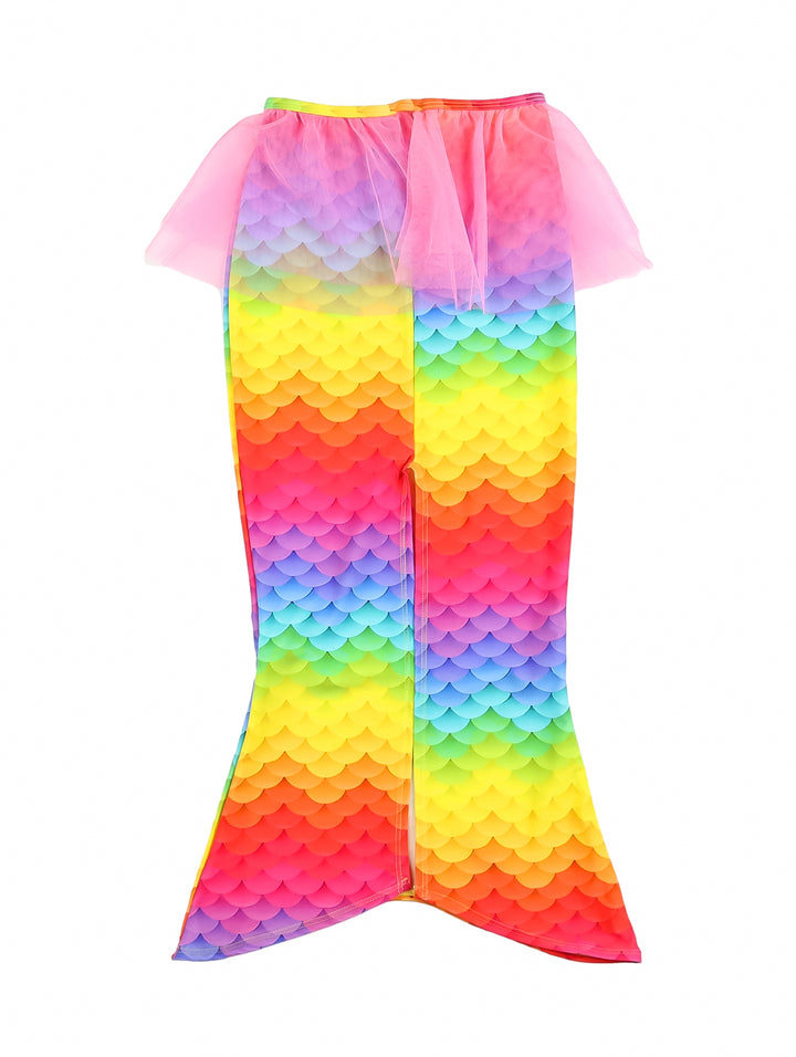 Traje de baño de dos piezas para niña con diseño de conchas en colores arcoíris.
