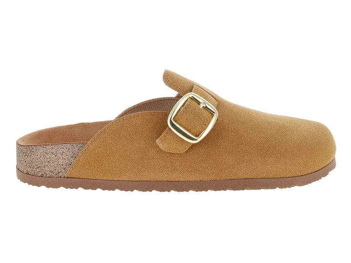 Zuecos color caramelo con hebilla dorada y textura de gamuza.