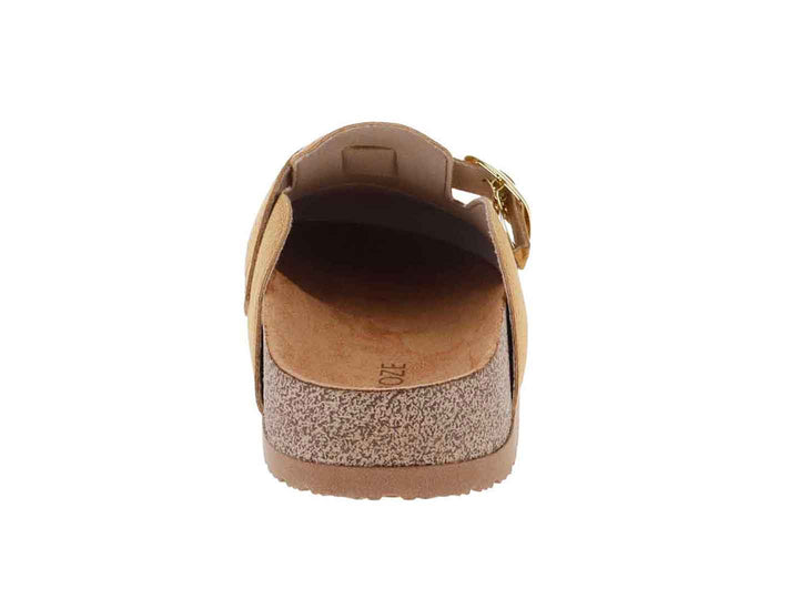 Zuecos color caramelo con hebilla dorada y textura de gamuza.