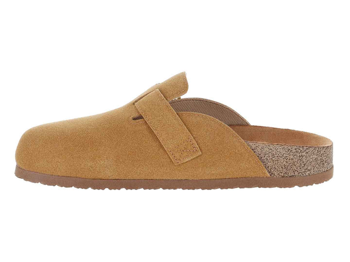 Zuecos color caramelo con hebilla dorada y textura de gamuza.