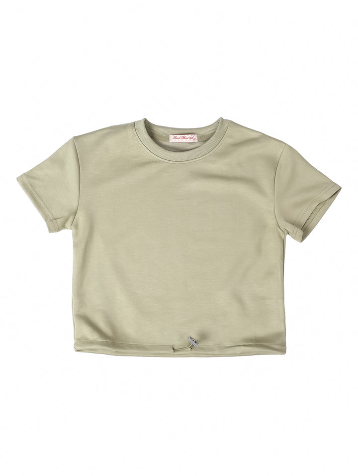 Camiseta verde de manga corta para niña con detalle de nudo en la parte inferior.