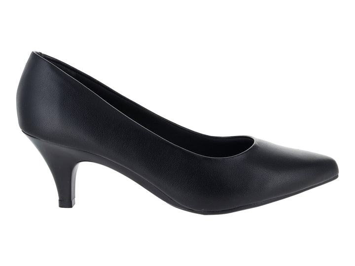 Zapato stiletto color negro con tacón medio y acabado mate.