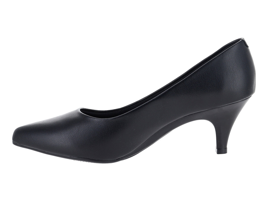 Zapato stiletto color negro con tacón medio y acabado mate.
