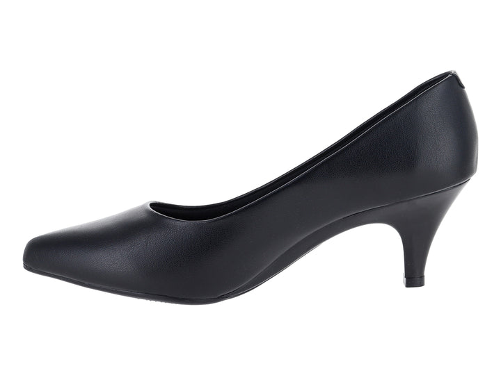 Zapato stiletto color negro con tacón medio y acabado mate.