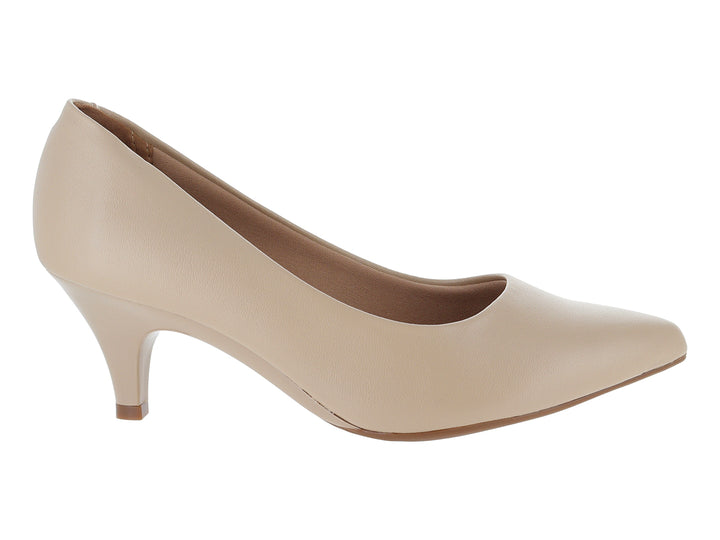 Zapato stiletto color beige con tacón medio y punta cerrada sobre fondo blanco.