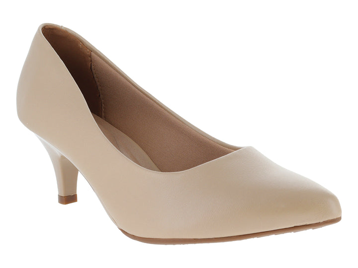 Zapato stiletto color beige con tacón medio y punta cerrada sobre fondo blanco.