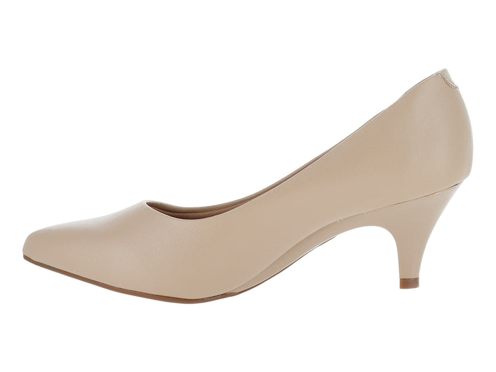 Zapato stiletto color beige con tacón medio y punta cerrada sobre fondo blanco.