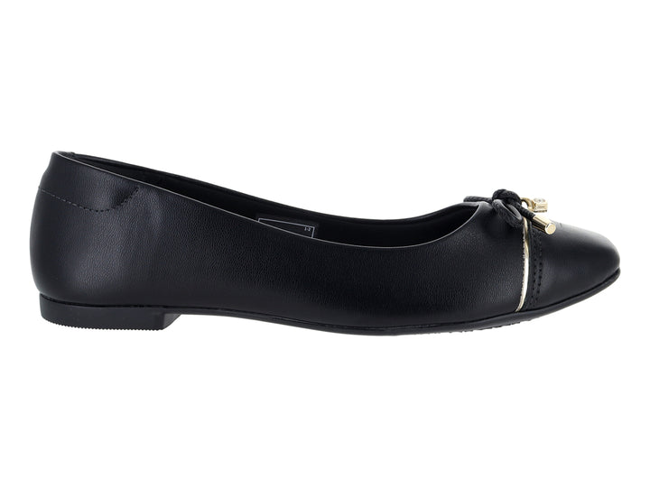 Zapato plano tipo ballerina color negro con detalle de moño y adorno dorado en la punta.