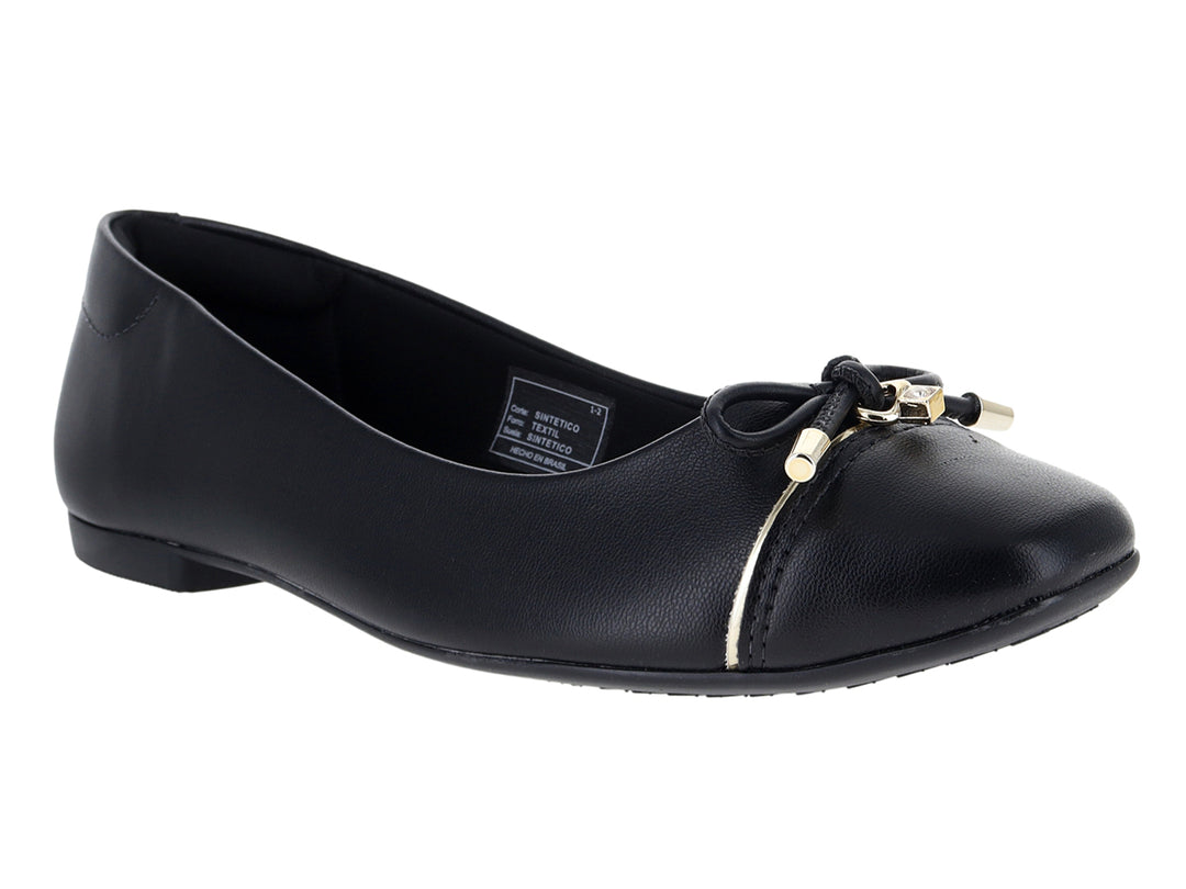 Zapato plano tipo ballerina color negro con detalle de moño y adorno dorado en la punta.