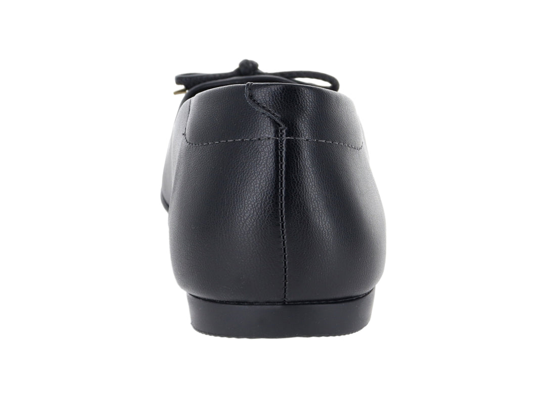 Zapato plano tipo ballerina color negro con detalle de moño y adorno dorado en la punta.
