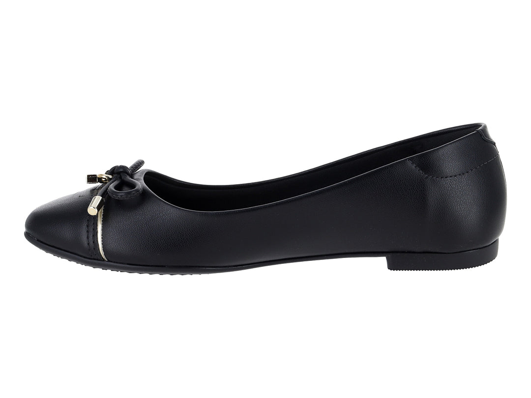 Zapato plano tipo ballerina color negro con detalle de moño y adorno dorado en la punta.