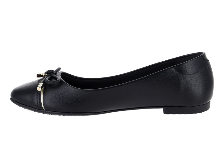 Zapato plano tipo ballerina color negro con detalle de moño y adorno dorado en la punta.