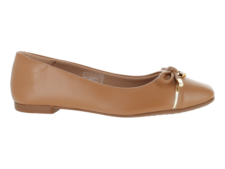 Zapatos planos tipo ballerinas color camel con detalle de moño y adorno dorado en la punta.