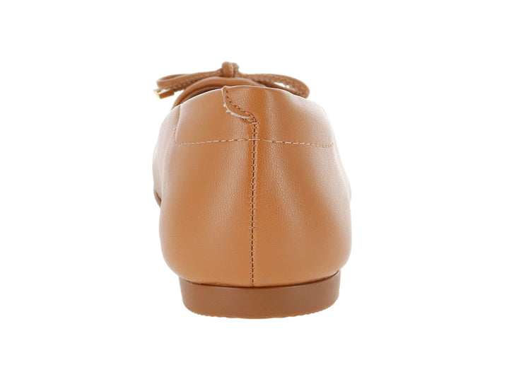 Zapatos planos tipo ballerinas color camel con detalle de moño y adorno dorado en la punta.