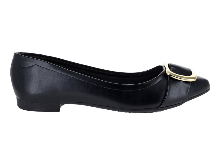 Zapato plano tipo ballerina color negro con hebilla dorada decorativa en la parte frontal.