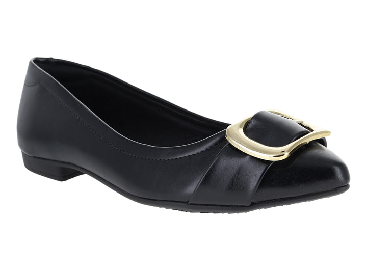 Zapato plano tipo ballerina color negro con hebilla dorada decorativa en la parte frontal.