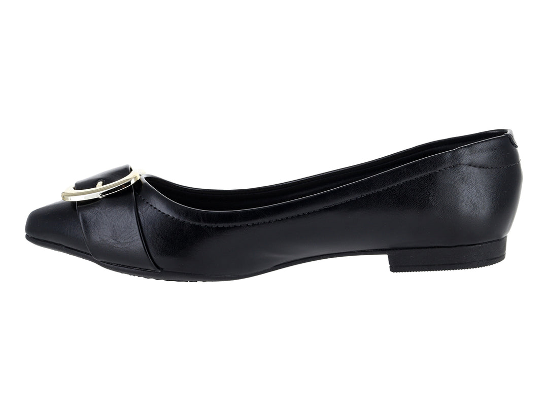 Zapato plano tipo ballerina color negro con hebilla dorada decorativa en la parte frontal.