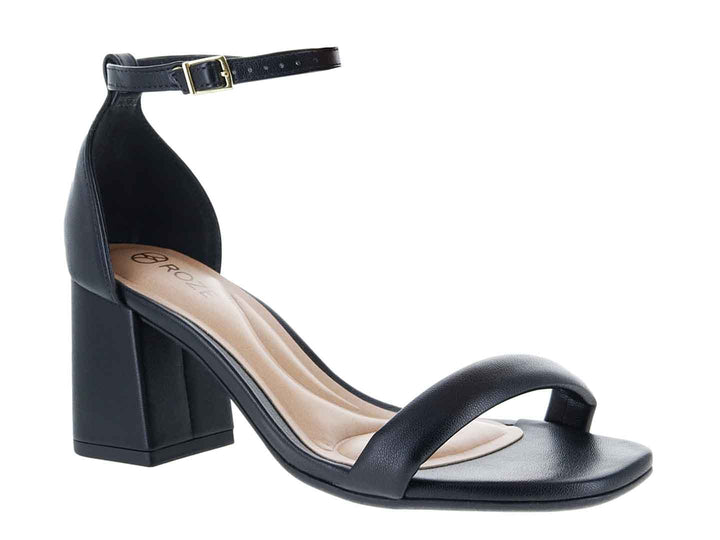 Sandalia negra de tacón cuadrado con correa ajustable al tobillo y plantilla beige.