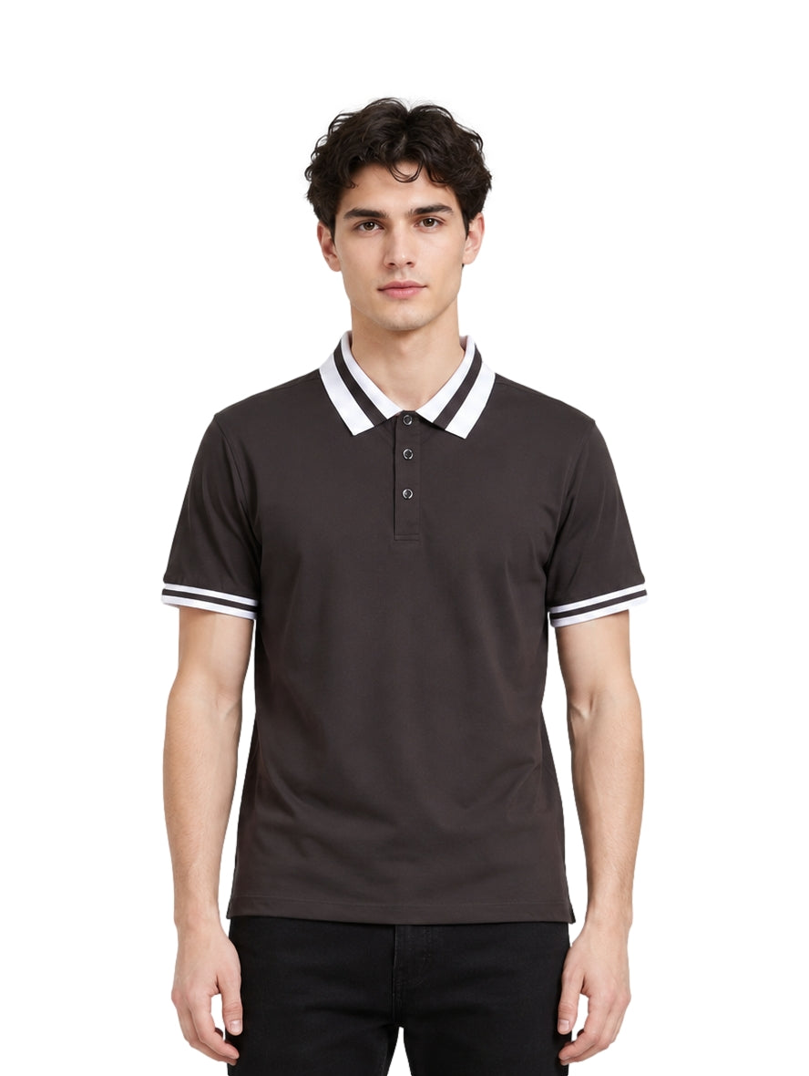 Hombre vistiendo playera polo color charcoal con detalles blancos en el cuello y los bordes de las mangas.