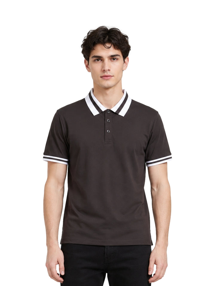 Hombre vistiendo playera polo color charcoal con detalles blancos en el cuello y los bordes de las mangas.