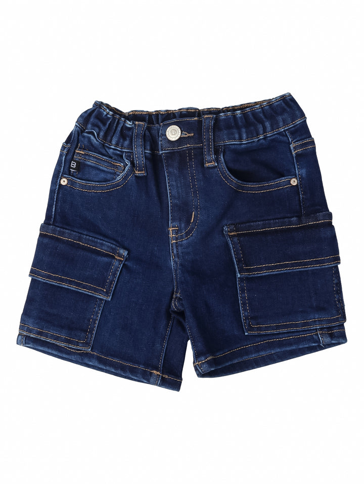 Shorts cargo de mezclilla color azul oscuro para niña con bolsillos laterales y costuras contrastantes.