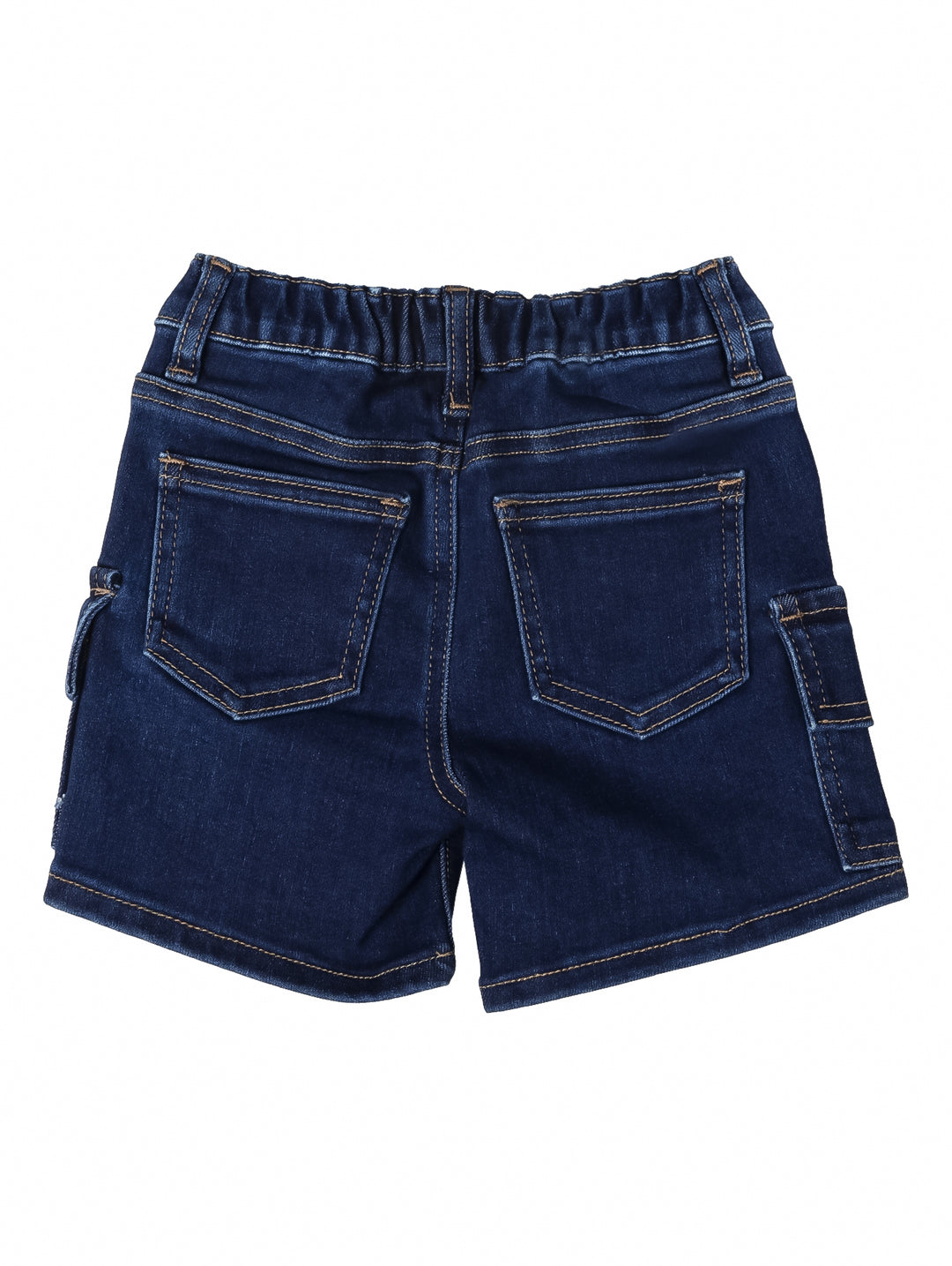 Shorts cargo de mezclilla color azul oscuro para niña con bolsillos laterales y costuras contrastantes.