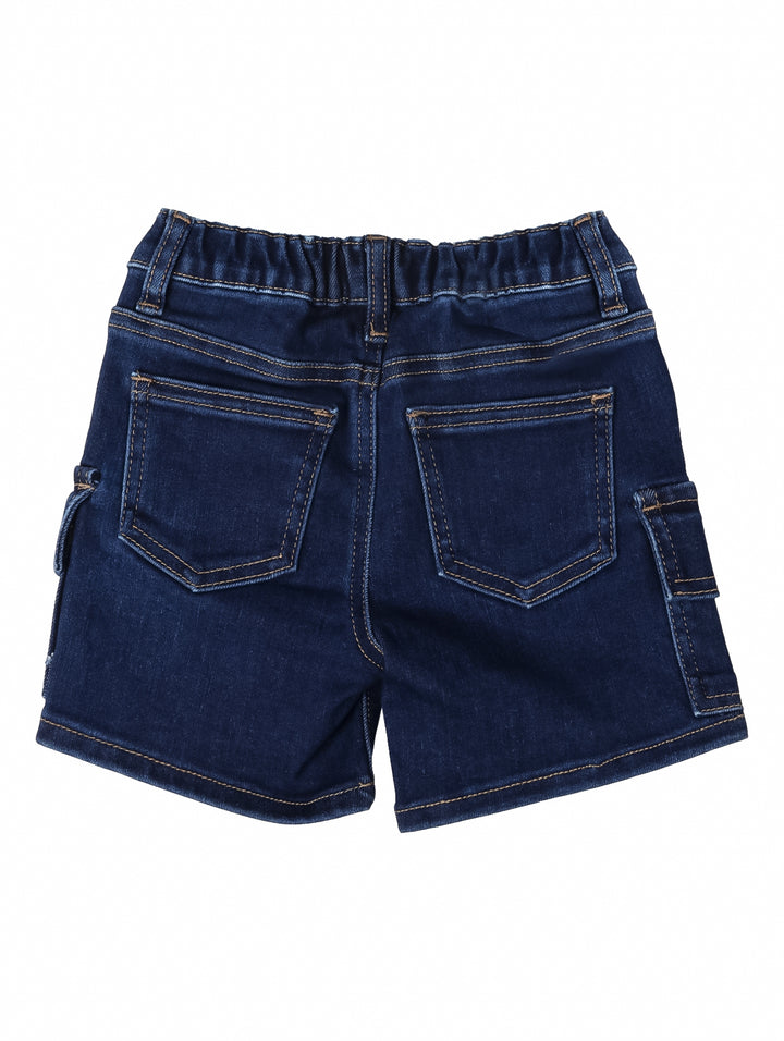 Shorts cargo de mezclilla color azul oscuro para niña con bolsillos laterales y costuras contrastantes.