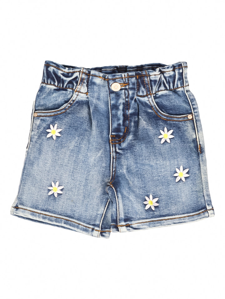 Shorts de mezclilla azul para niña con bordados de flores blancas y amarillas y cintura elástica.