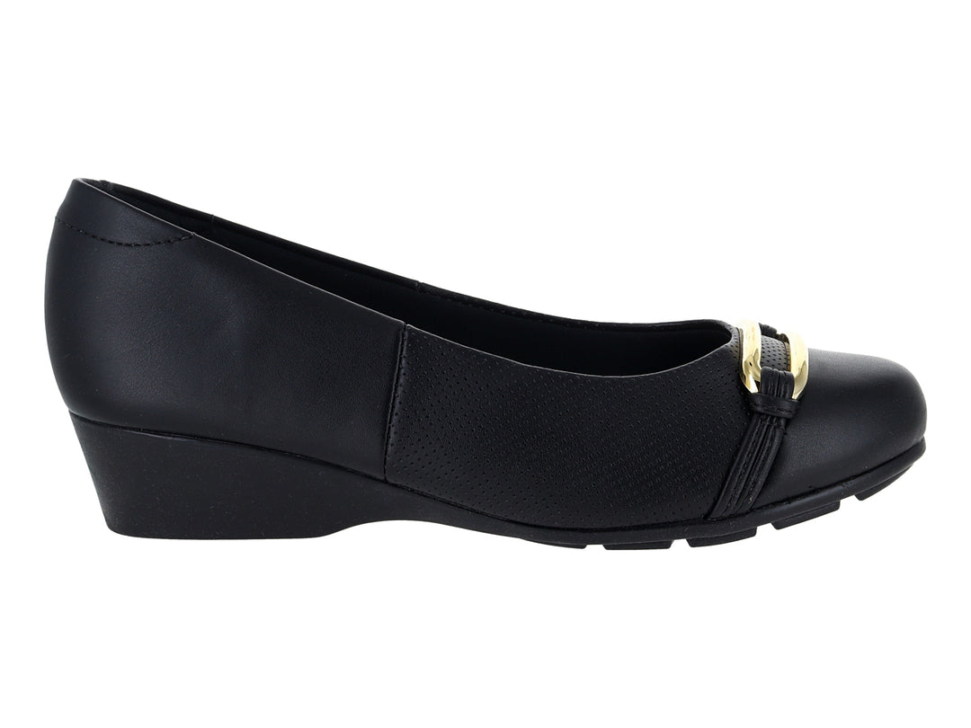 Zapato plano negro con cuña baja y detalle de hebilla dorada en la parte superior.