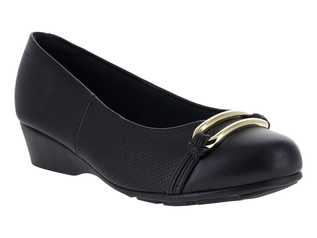 Zapato plano negro con cuña baja y detalle de hebilla dorada en la parte superior.