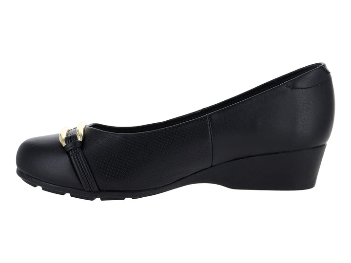 Zapato plano negro con cuña baja y detalle de hebilla dorada en la parte superior.