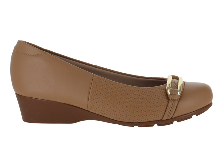 Zapato confort color tan con hebilla dorada y suela de cuña baja.
