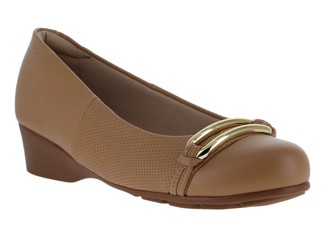 Zapato confort color tan con hebilla dorada y suela de cuña baja.