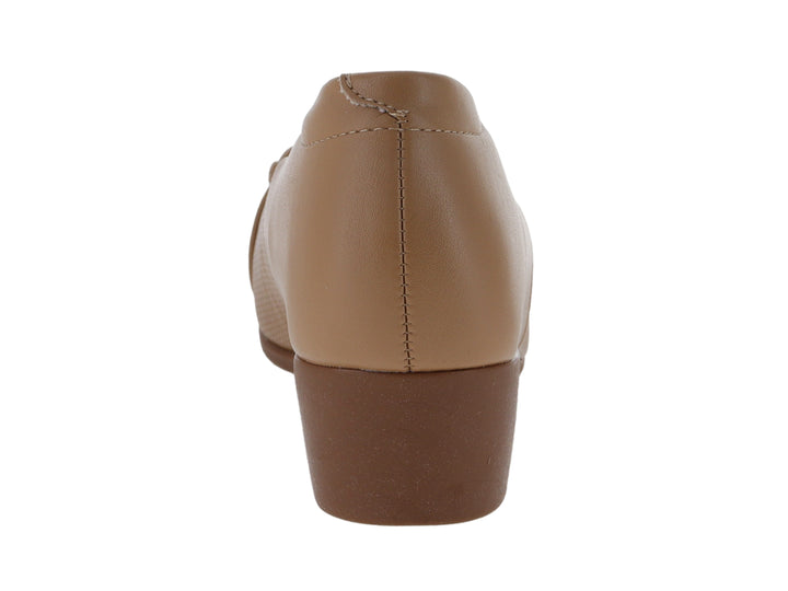 Zapato confort color tan con hebilla dorada y suela de cuña baja.