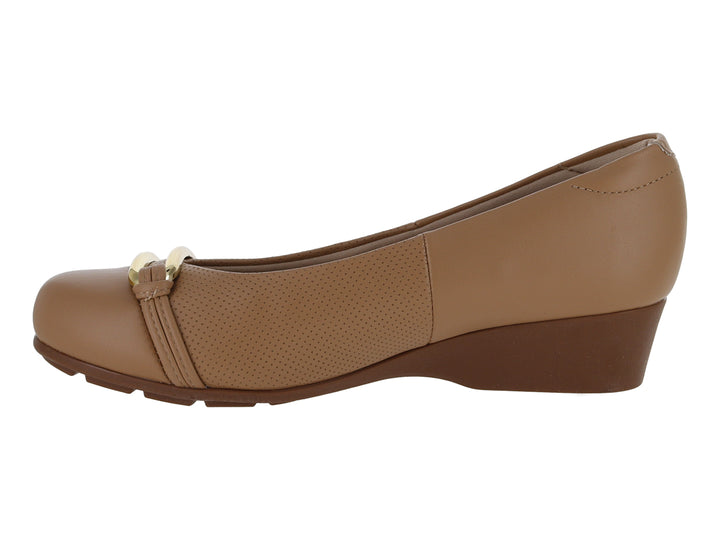 Zapato confort color tan con hebilla dorada y suela de cuña baja.