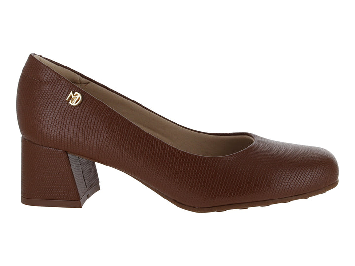 Zapato de tacón cuadrado color marrón Avela con textura granulada y detalle dorado.