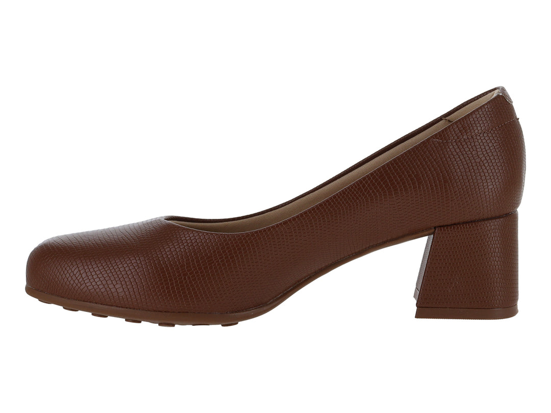 Zapato de tacón cuadrado color marrón Avela con textura granulada y detalle dorado.