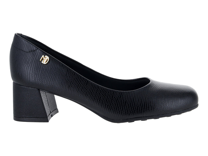 Zapato negro de tacón cuadrado con textura rugosa y punta cerrada.