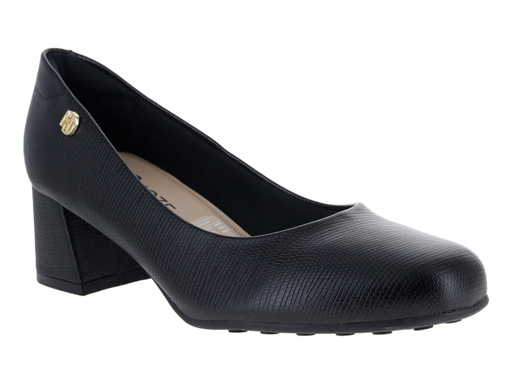 Zapato negro de tacón cuadrado con textura rugosa y punta cerrada.
